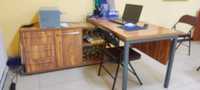 Стол и  шкаф для офиса в идеальном состоянии