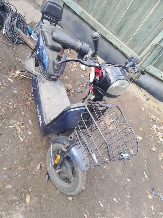 Продам электроскутер газ тормоз работает состояние среднее на ходу