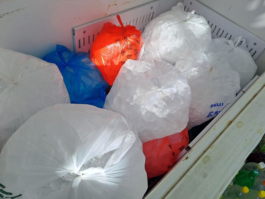 Кубики лед в пакетиках и 1.5 литровые бакалажки лед