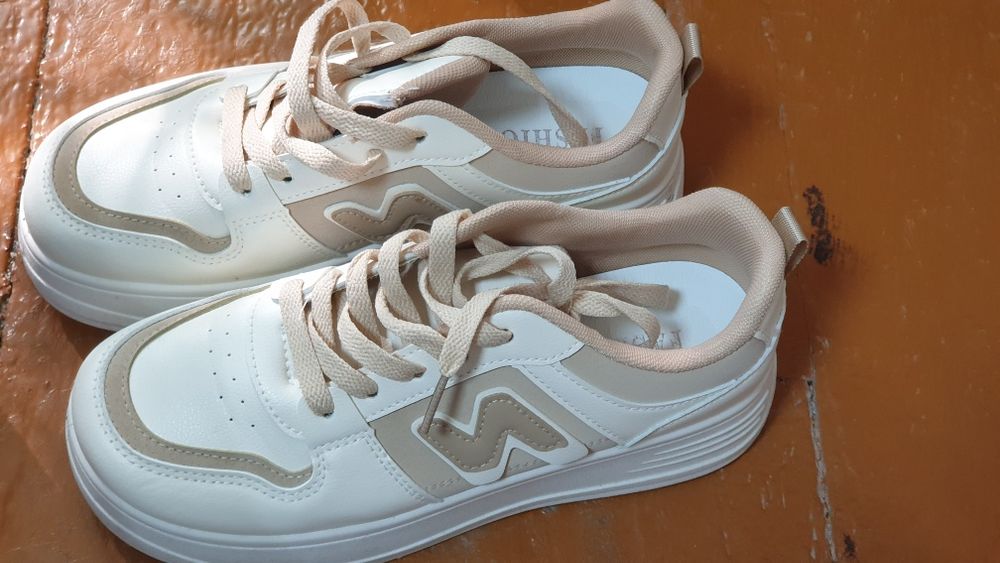 Кроссовки женские