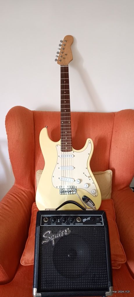 Chitară electrică tip Stratocaster și amplificator Squier