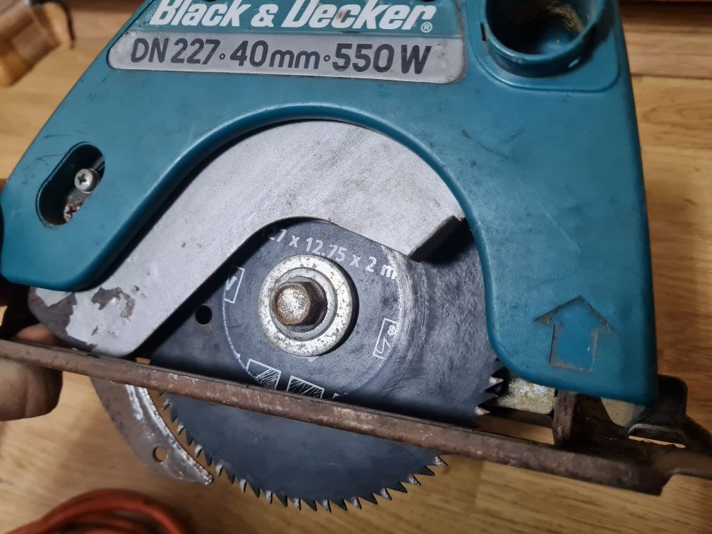 Fierăstrău circular Black & Decker DN227