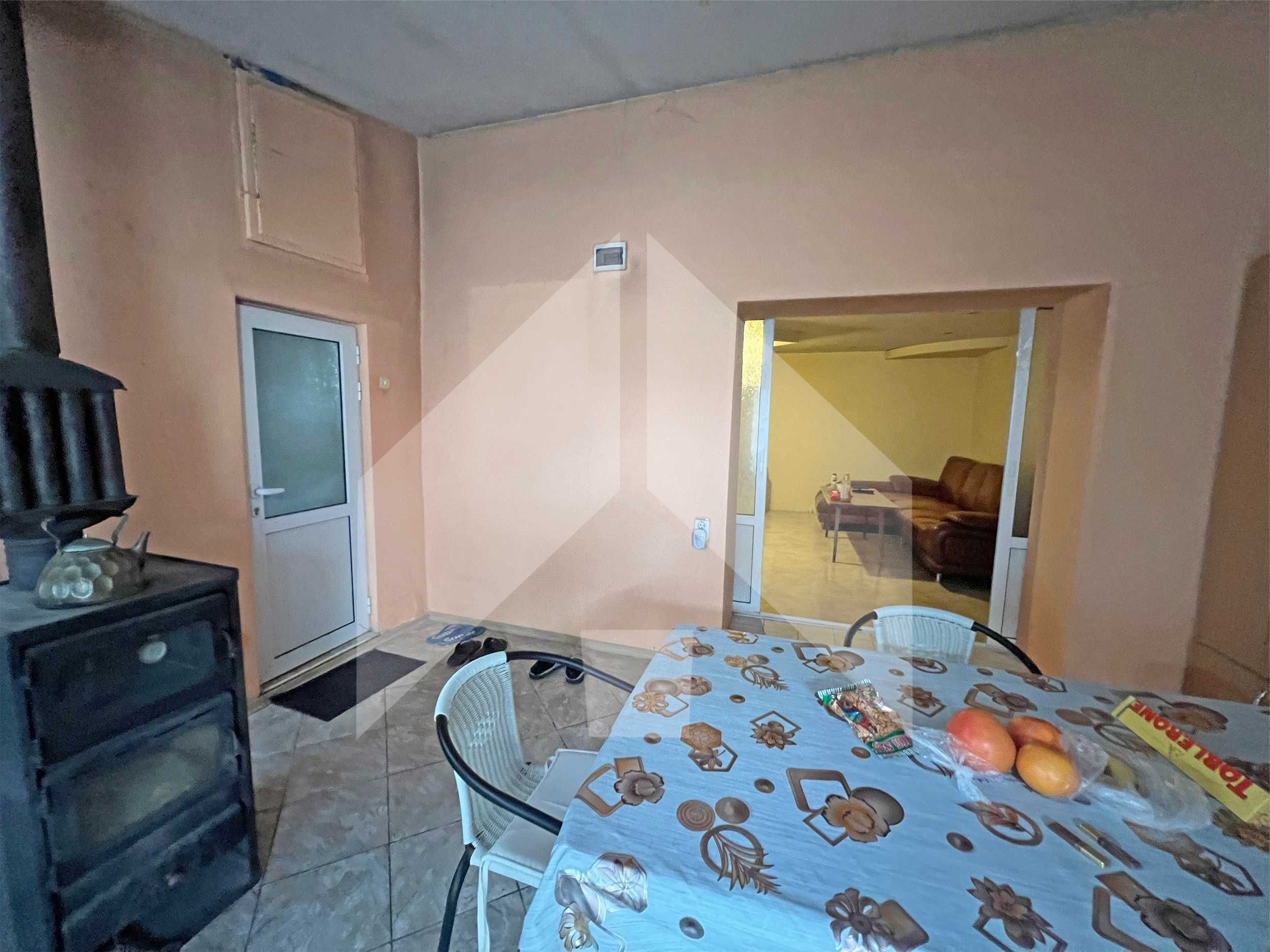 Продава едноетажна, самостоятелна къща в Нови пазар. Площ 147 кв. м.!