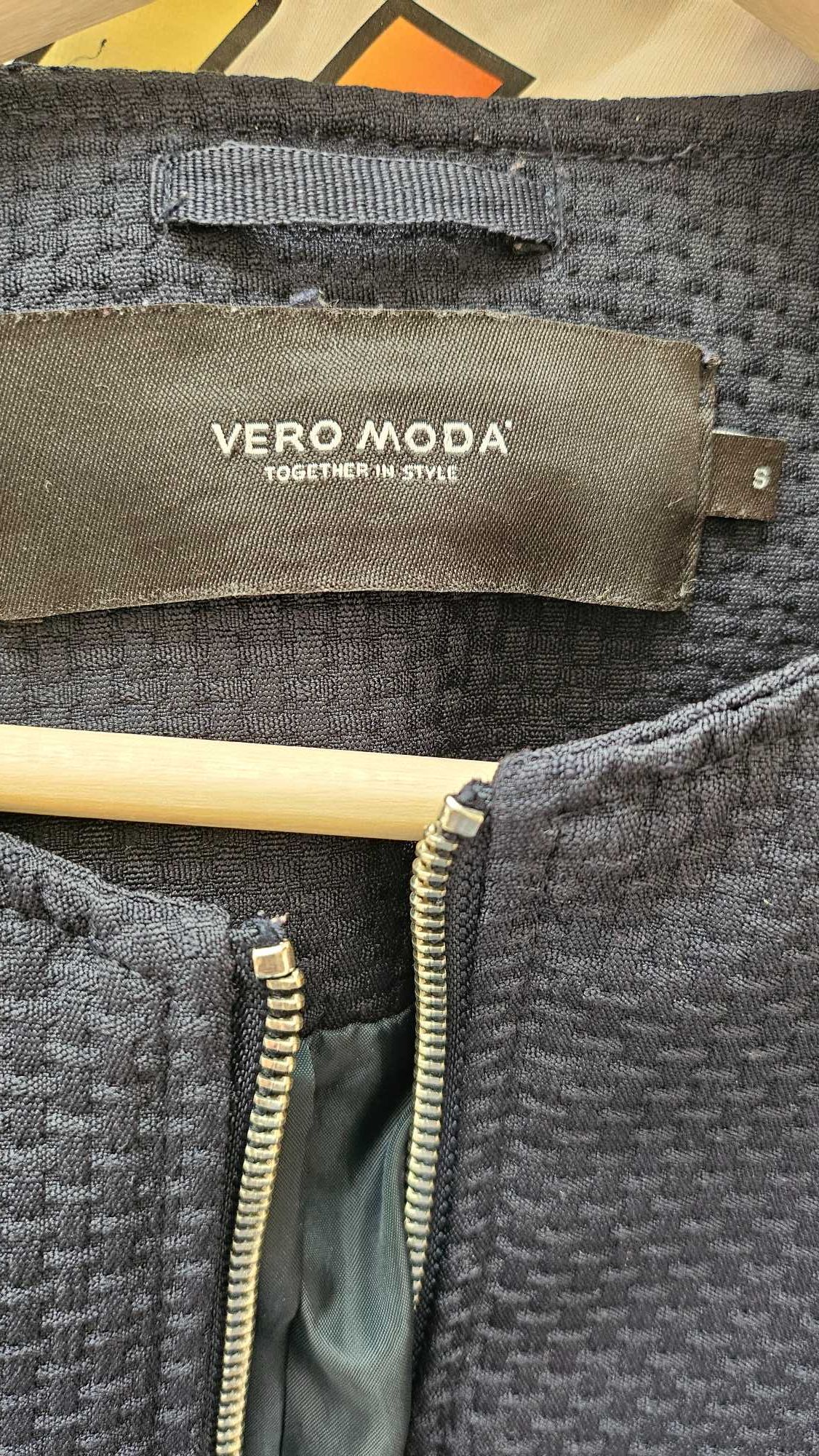 Дамско яке  на марката Vero moda в тъмно син цвят