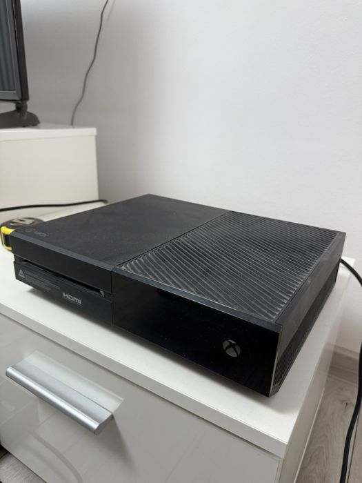 XBOX ONE 1TB + 3 casete de jocuri