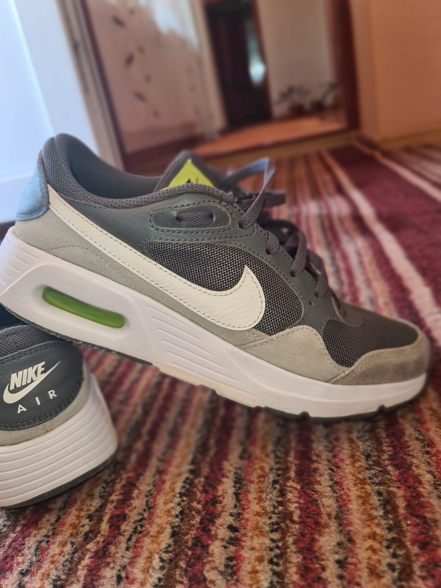 Vând adidași nike air max