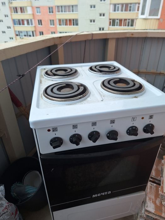 Отдам даром стол, раковину и плиту. Плита требует ремонта.