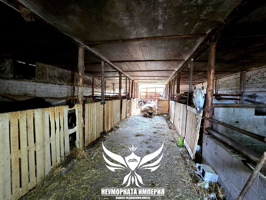 Продавам обор, краварник, склад 1303кв.м. и земя 24727кв. с.Долнослав