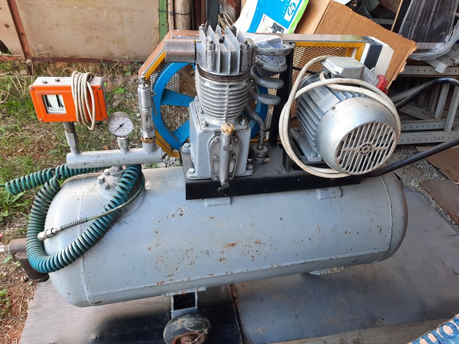 Compresor aer 200 L 10 bar.