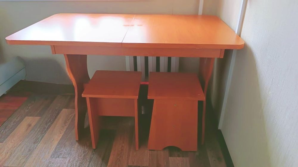 Кухонный стол со стульями