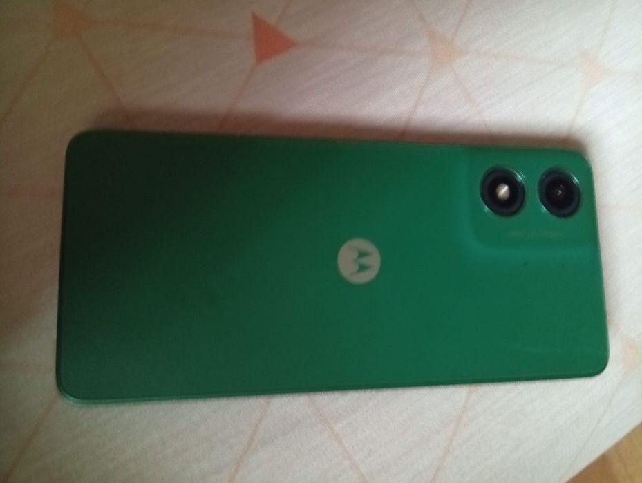 Telefon Motorola 04 functionabil are geamul fisurat in rest merge perf