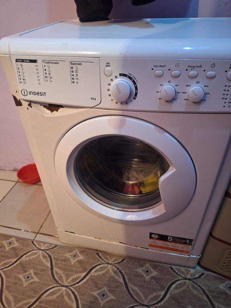 Продавам Перална Indesit