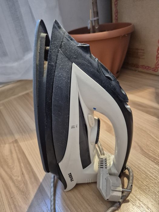 Отдам утюг на запчасти рабочий