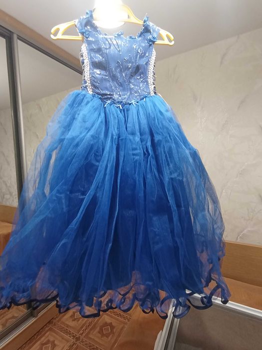 Продам детское вечернее платье в пол, б/у.