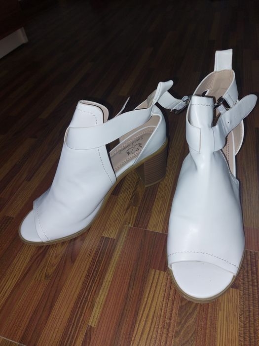 Sandale albe marime 38