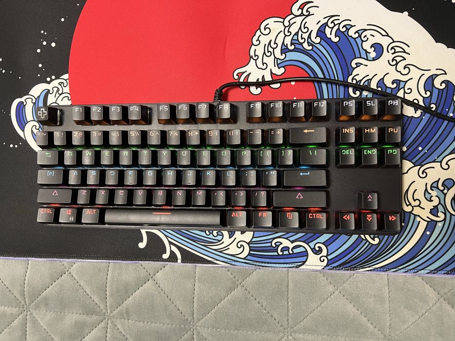 Tastatura si deskmat RGB