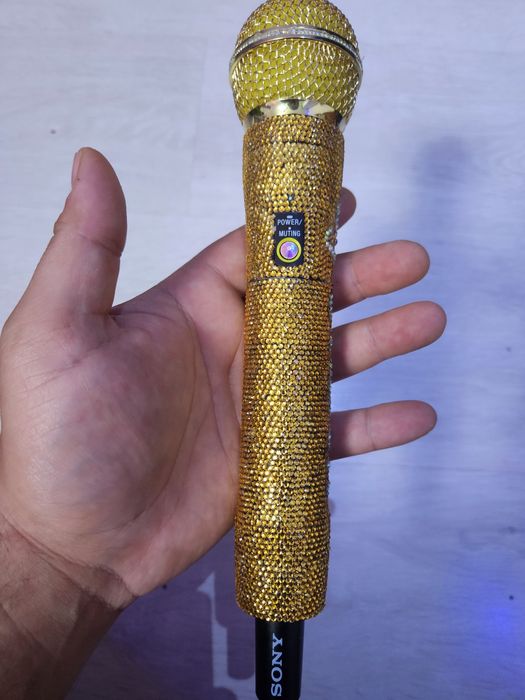 Personalizez microfoane si alte obiecte cu cristale