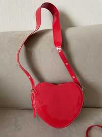 Червена лачен дамска чанта-сърце с дълга дръжка