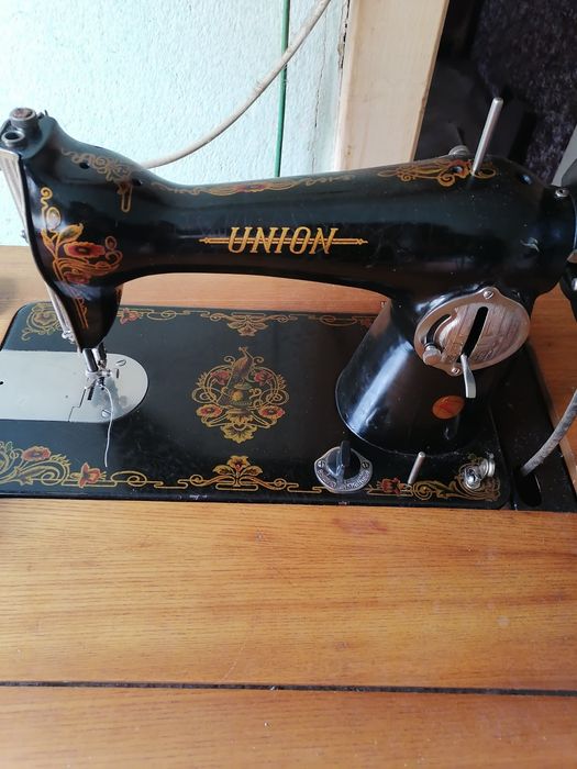 mașina de cusut veche