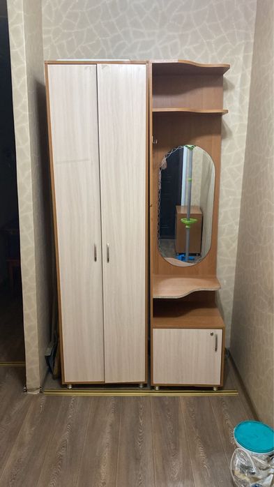 Шкаф в прихожую в хорошем состоянии