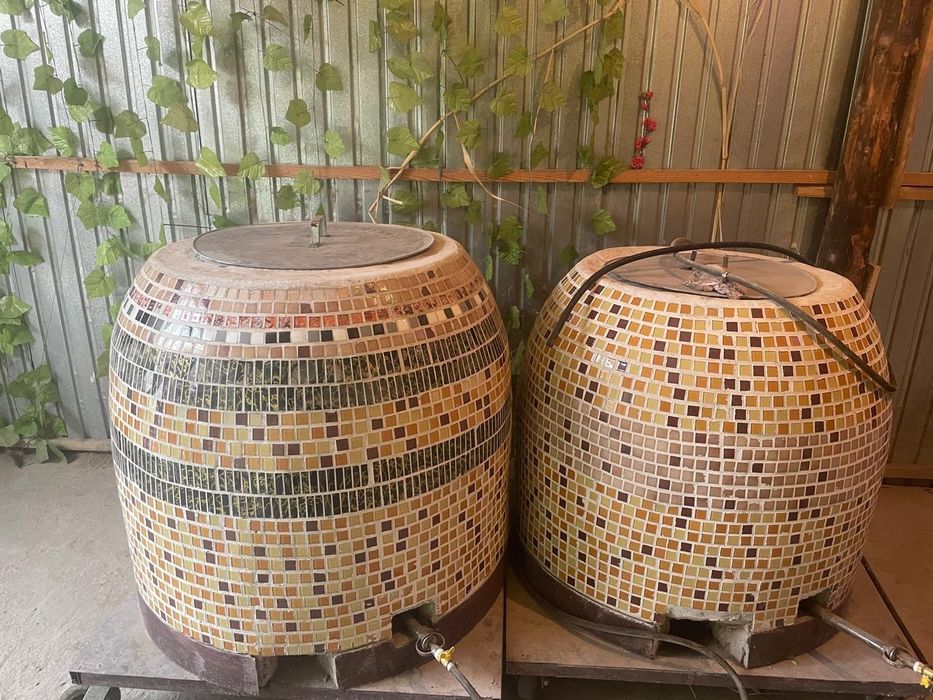 Тандыр печь сатылады. 2 штук арба үстіне орналастырылған