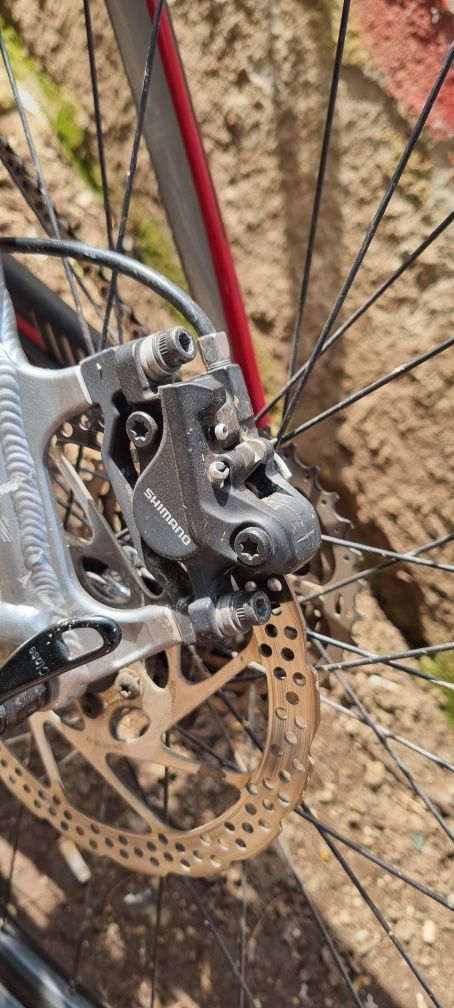 Vând bicicleta full suspension Giant (cu acte )