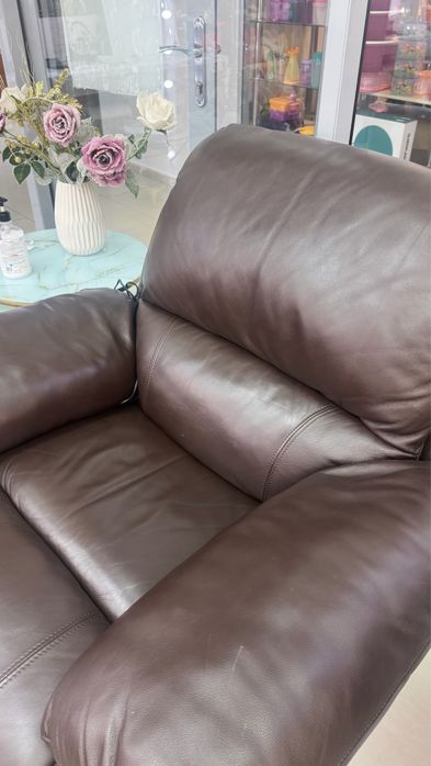 Сдам кушетку и маникюрный стол   в аренду  в БЦ «7 континет»