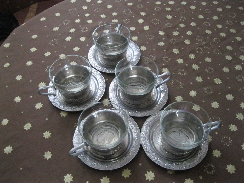 Сервиз кафе със стъклени чаши и метални държач и чинийки