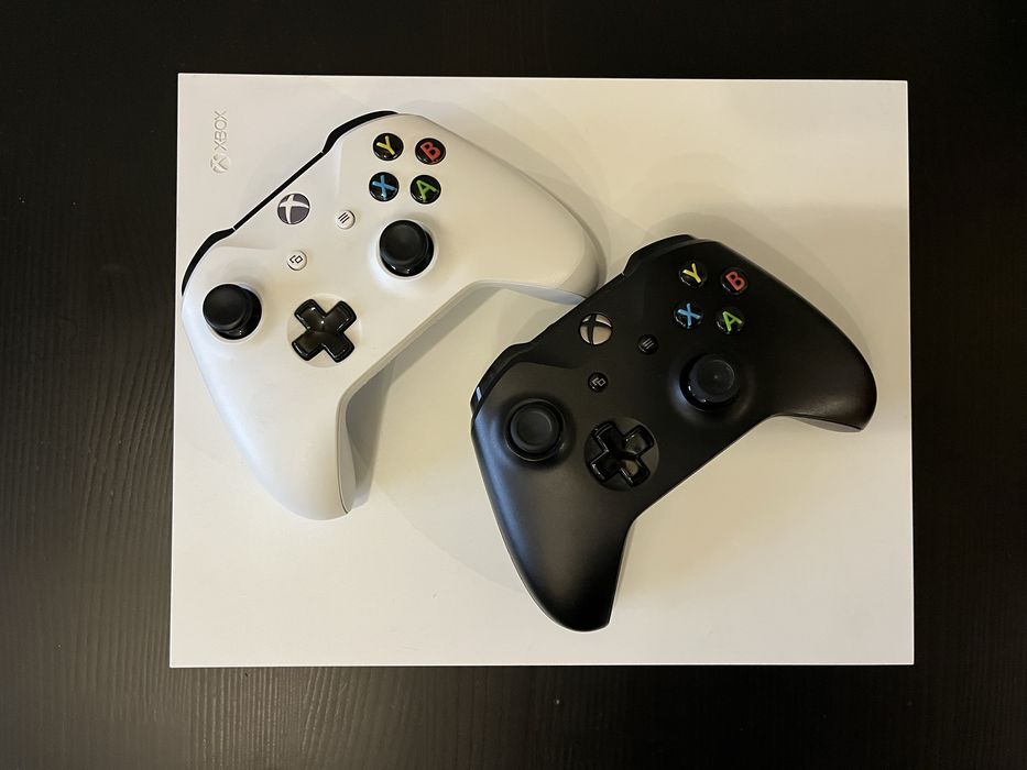 Xbox One X 1TB с 2 джойстика и 8 игри