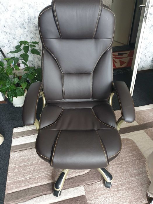 Офис стол Дезмънт