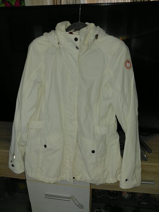 Женско яке. Размер 44 чисто бяло  защита от вятър и вода