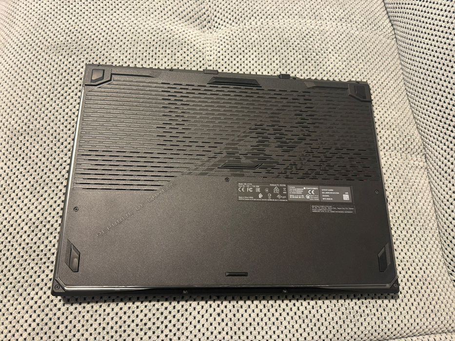 Vând ASUS ROG Strix G731GT