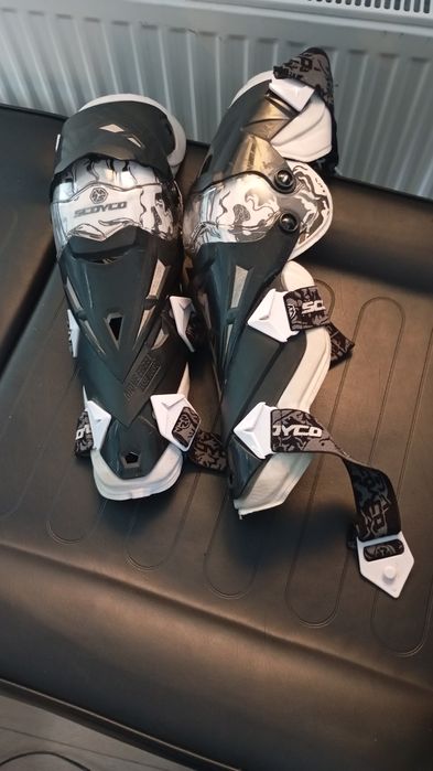 Genunchere motocross marca Scoyco mărime L preț 75 euro