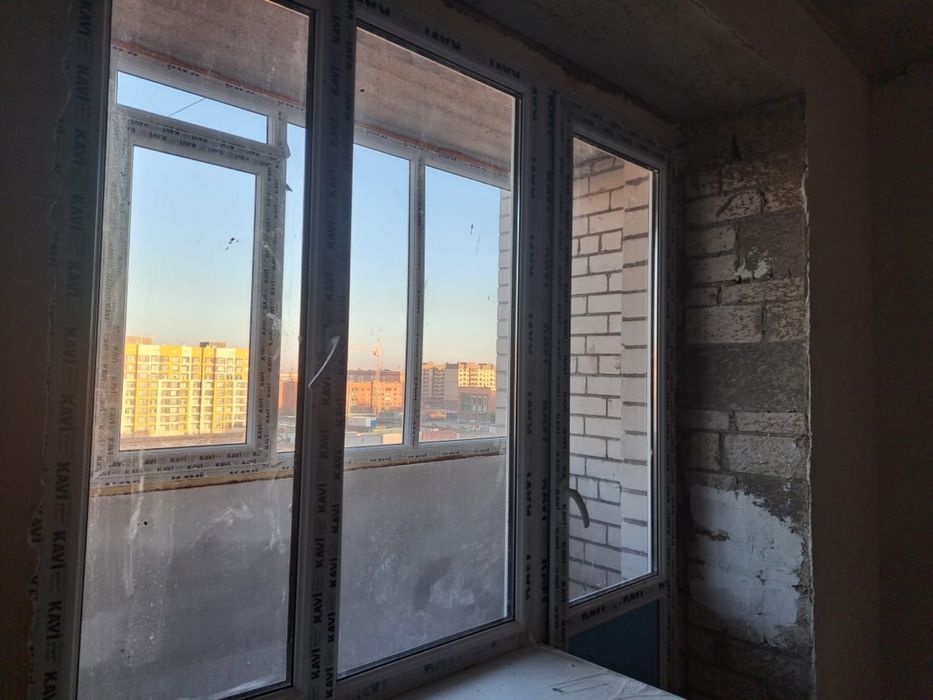 Срочно продам пластиковые окна с дверью от балкона