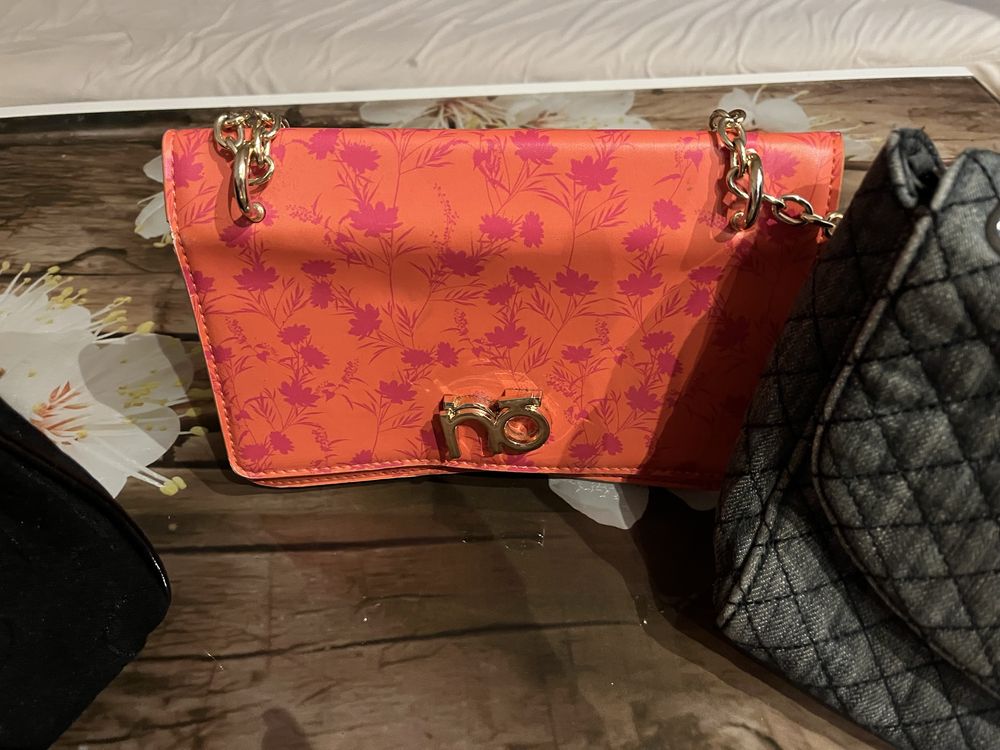 Чанти Guess, Nobo