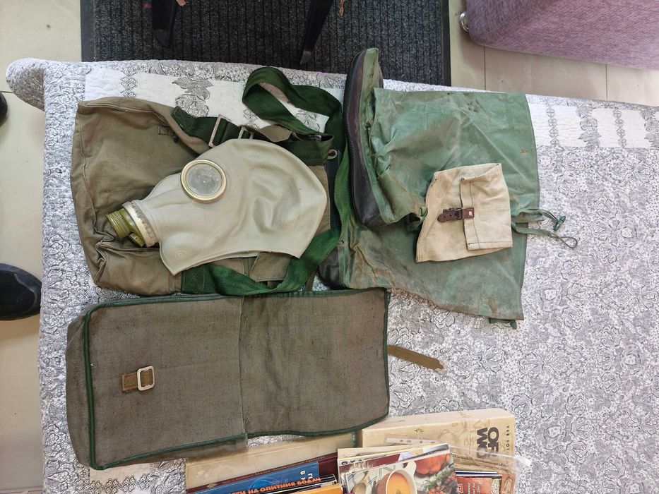Продават се стари военни принадлежности