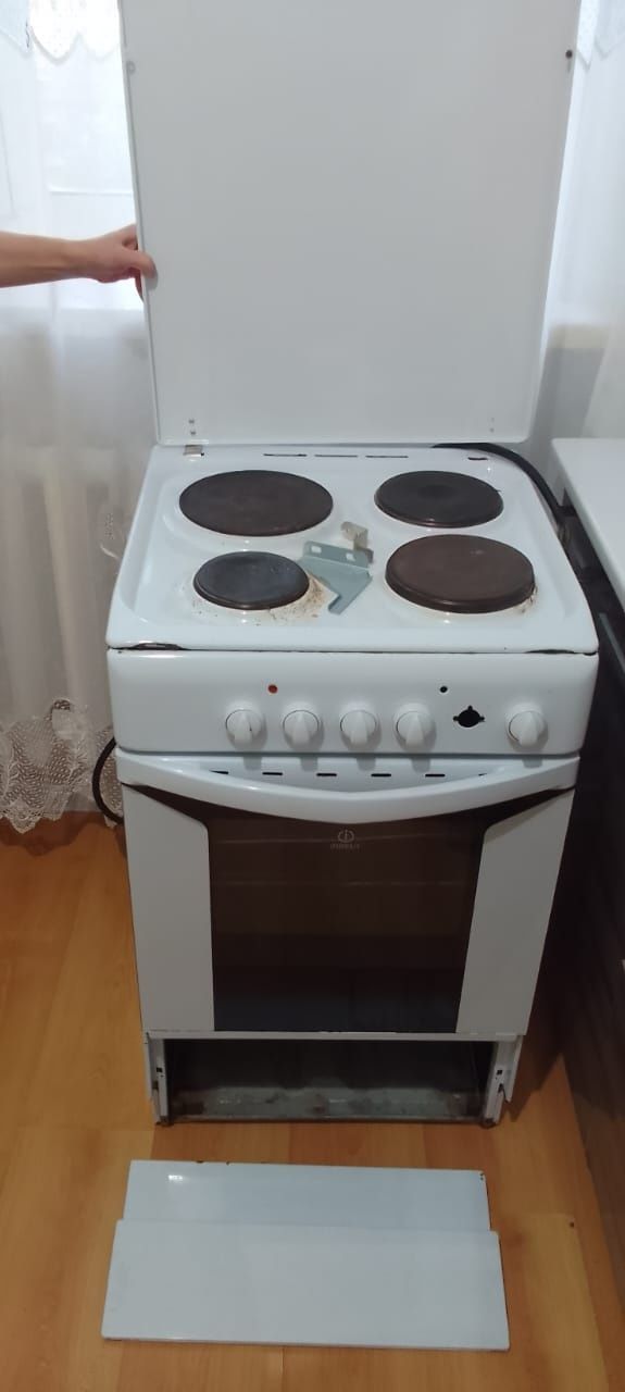 Продам электрическую плиту Indesit