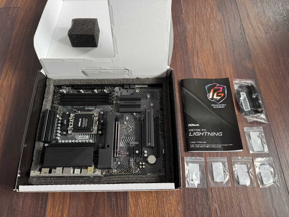 Placă de bază ASRock X670E PG Lightning (Factură, Garanție, Full Box)