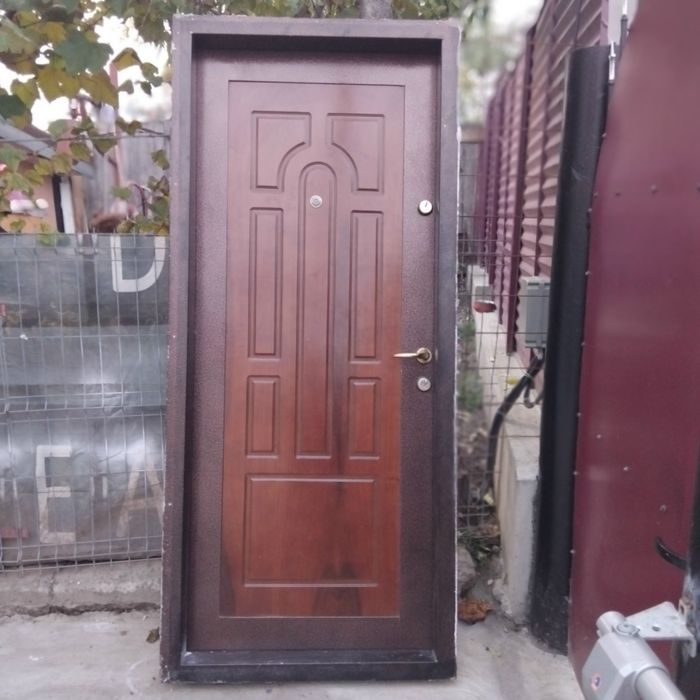 Vînd ușă metalică de exterior completă cu chei