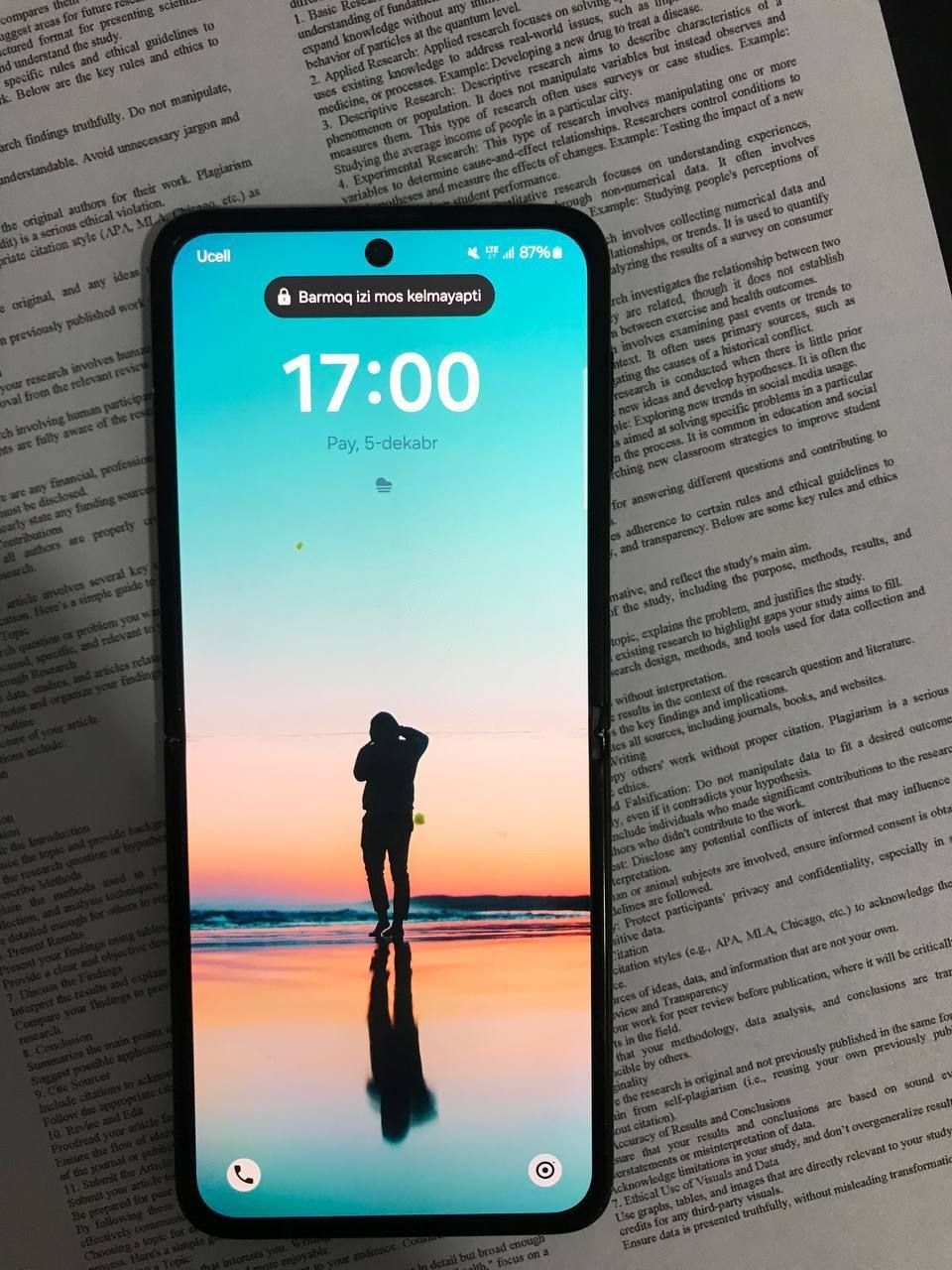 Samsung Zflip 3 sotiladi xolati zòr zaryadi 2kungacha yetadi
