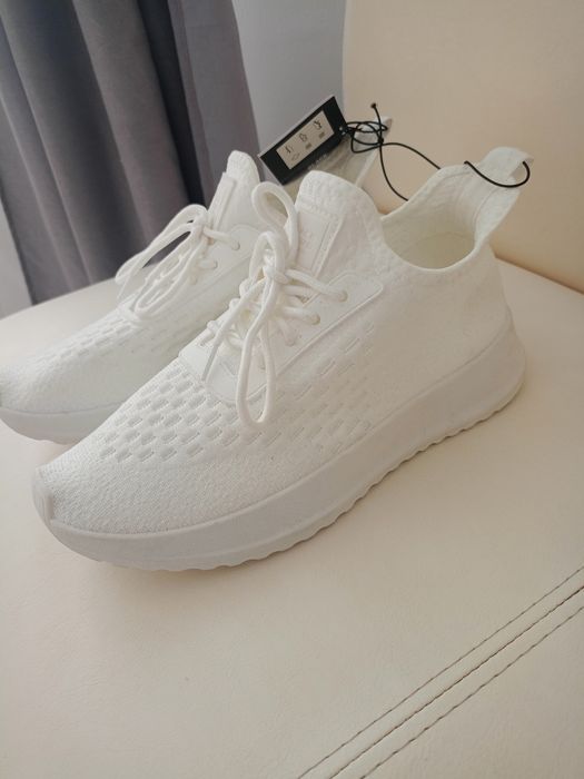 Vând pantofi sport mărimea 40,