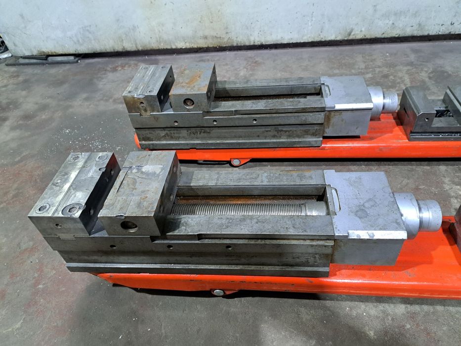 Vând menghine pt freza