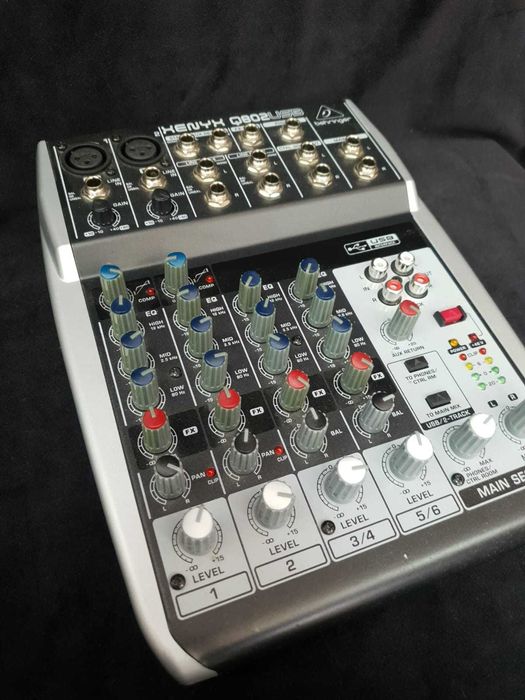 Mixer Behringer Xenyx Q802USB