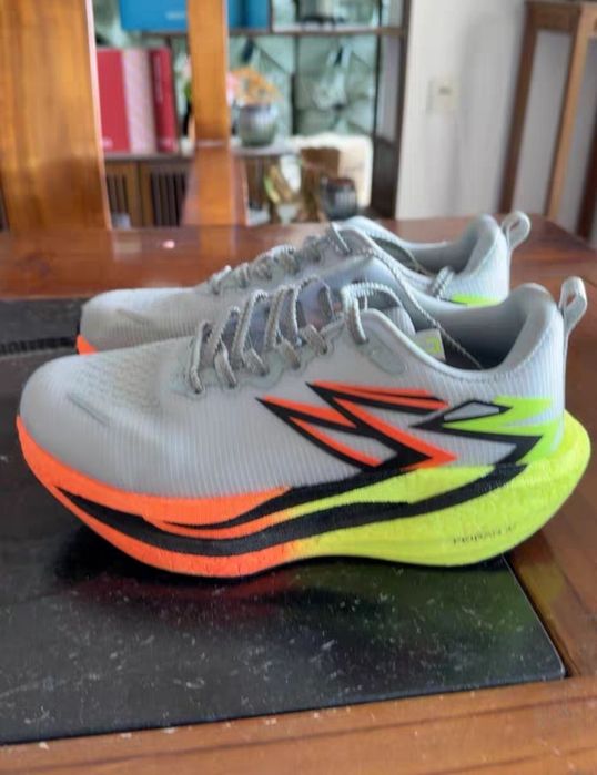 Беговые кроссовки размер 37
