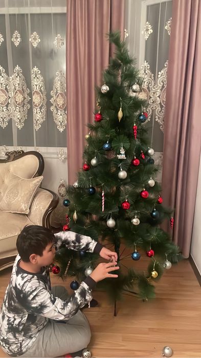 Продам елку 1,8 новая, красивая за 9999