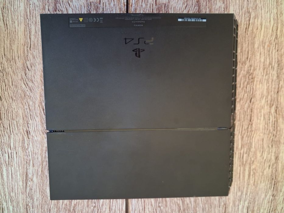 Vind PlayStation 4 PS4 in stare foarte buna inclusiv consolele