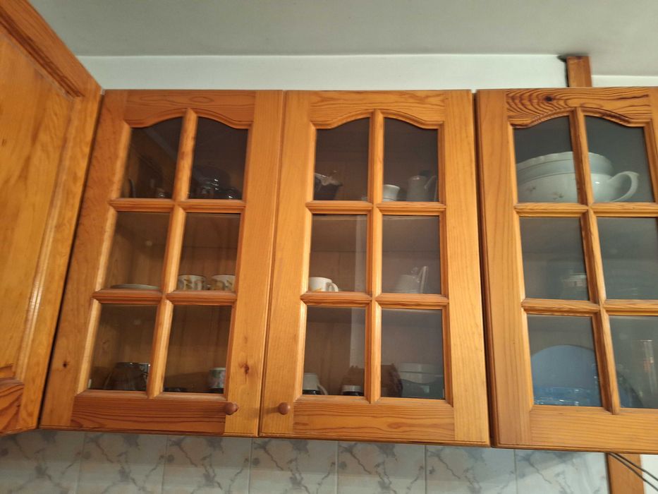 Горен ред кухненски шкафове от масивно дърво