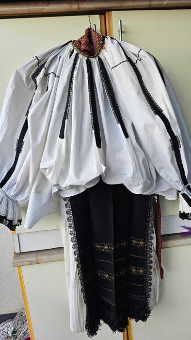 Costum traditional canonic de Sibiu (marginime) cu fir metalic vechi