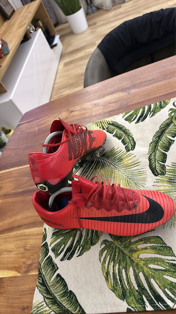 Продавам железни бутонки Nike mercurial.