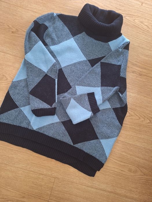 Дамски вълнен пуловер